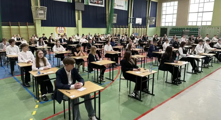 Uczniowie piszą egzamin ósmoklasisty. Warto wiedzieć, jak obliczyć punkty z egzaminu ósmoklasisty, by dobrze wypaść.