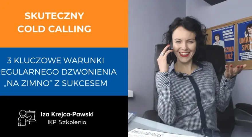 Uśmiechnięta kobieta prowadzi szkolenie ze skutecznego cold calling. Na ekranie hasła: "Skuteczny cold calling", "3 kluczowe warunki regularnego dzwonienia 'na zimno' z sukcesem".