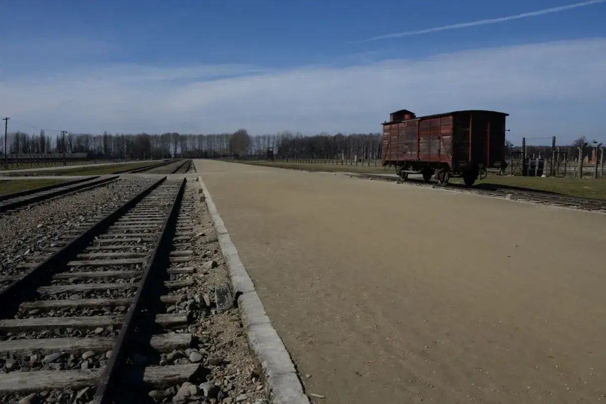 Teren dawnego obozu, tory kolejowe i wagon towarowy. Tu przybywali bohaterowie, których potem wysłano do gazu.