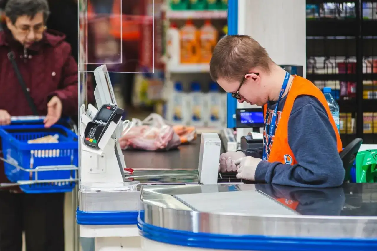 Kasjer w Biedronce pracuje przy kasie, obsługując klienta. Ile zarabia kasjer w Biedronce? To pytanie nurtuje wielu.
