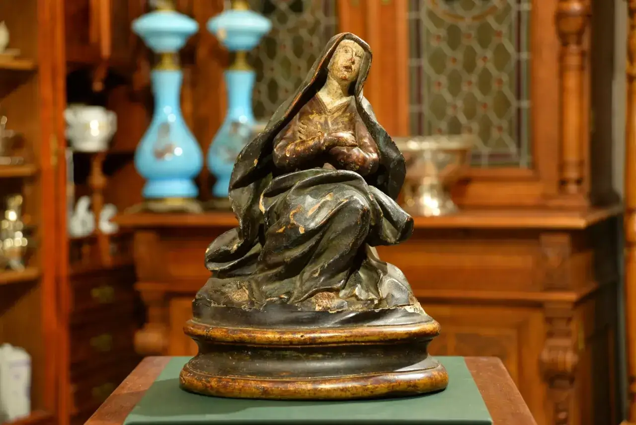 Figurka Matki Boskiej Bolesnej, przedstawiająca motyw stabat mater dolorosa, w smutku i zadumie.