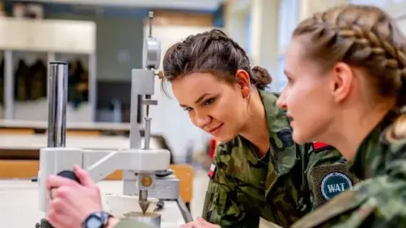 Zdjęcie Praca po studiach wojskowych WAT: pewność zatrudnienia i rozwój kariery