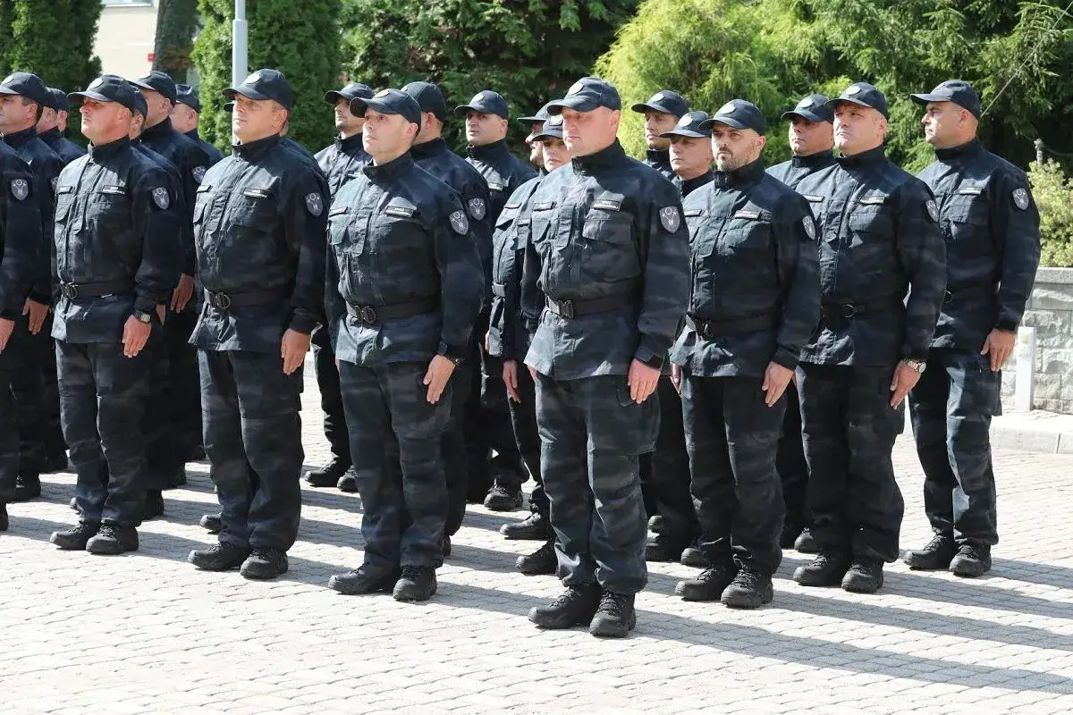 Ustawieni w szeregu funkcjonariusze straży marszałkowskiej w ciemnych mundurach.