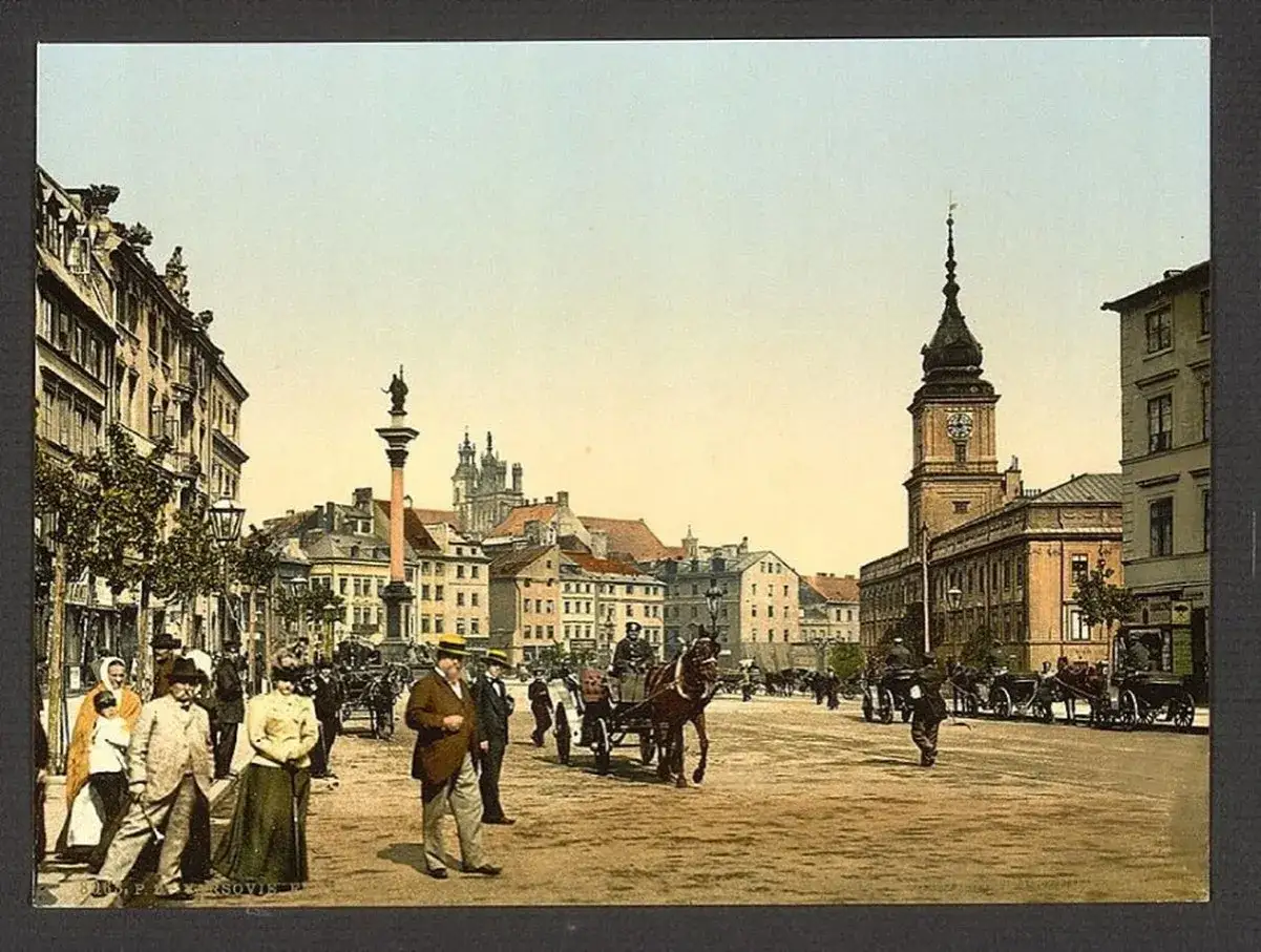 Dawne miasto z kolumną Zygmunta i wieżą zegarową. Ludzie spacerują, a dorożki przemierzają ulicę. To jak żywa lalka, opracowanie historyczne.