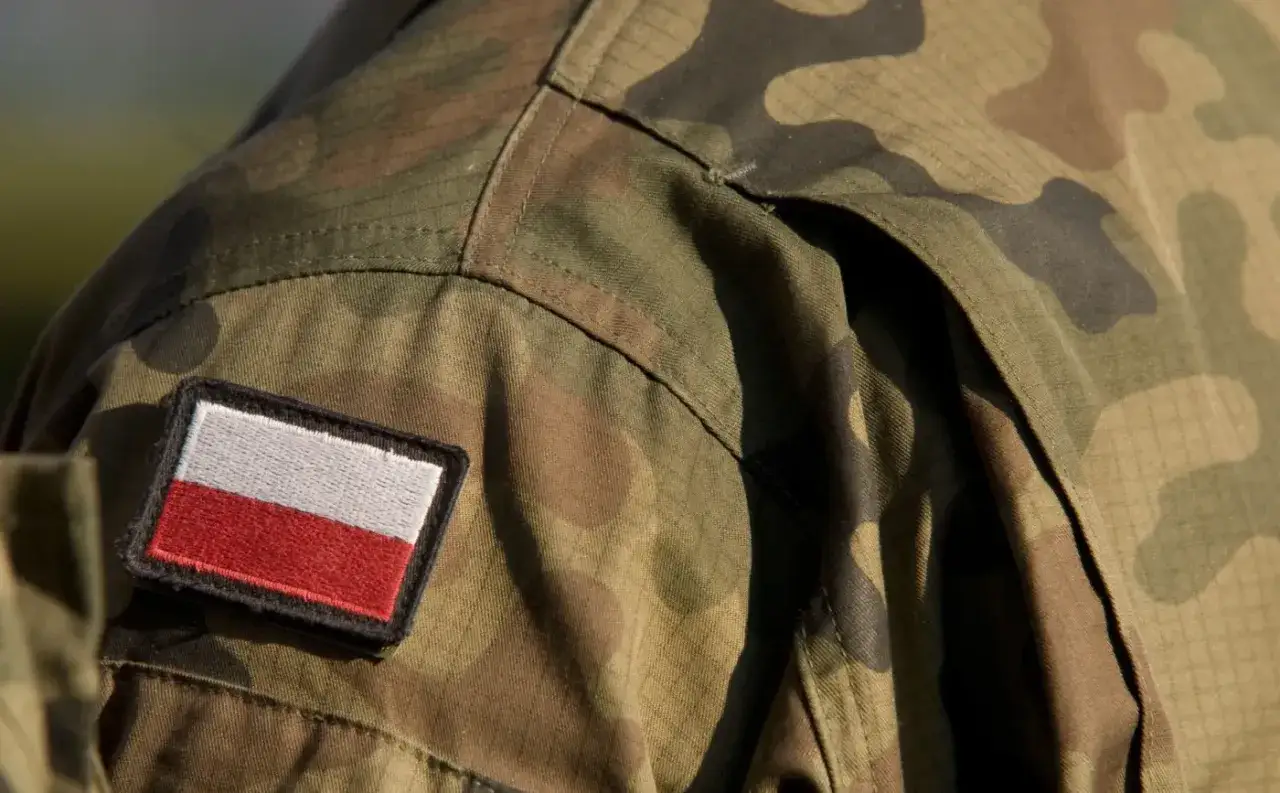 Łata z polską flagą na mundurze. Zastanawiasz się, ile zarabia żołnierz? Służba to nie tylko patriotyzm, ale też konkretne wynagrodzenie.